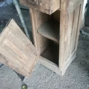 продам    для  реставрации    шкафчик – тумбочку  дубовую 