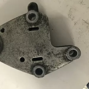 Бу кронштейн двигателя Renault Laguna 1,  7700817492