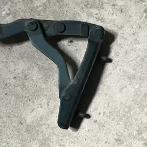 Бу петля крышки багажника правая Renault Laguna 1 хетчбэк,  7700823678