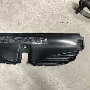 Бу решетка радиатора Renault Laguna 1,  7700819948,  небольшой дефект.
