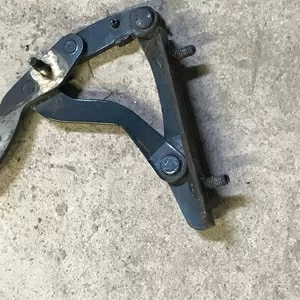 Бу петля крышки багажника левая Renault Laguna 1 хетчбэк,  7700823677
