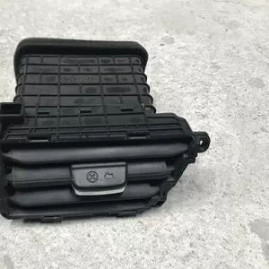 Бу дефлектор воздушный центральный правый Kia Rio 3