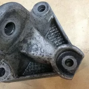 Б/у кронштейн двигателя Renault 8200000032 1.9dCi,  