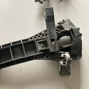 Бу держатель наружной ручки двери задней правой Mercedes W168,  A1687600834