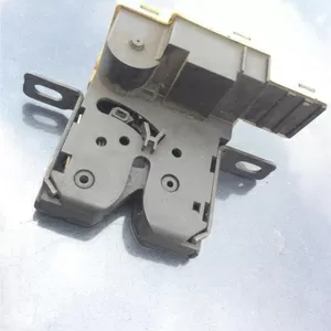 Бу замок стекла крышки багажника Renault Laguna 2,  8200000894,  7700430941.