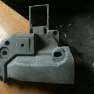 Бу кронштейн двигателя Renault Megane Scenic 1,  7700436771,  8200036005,  8200047981