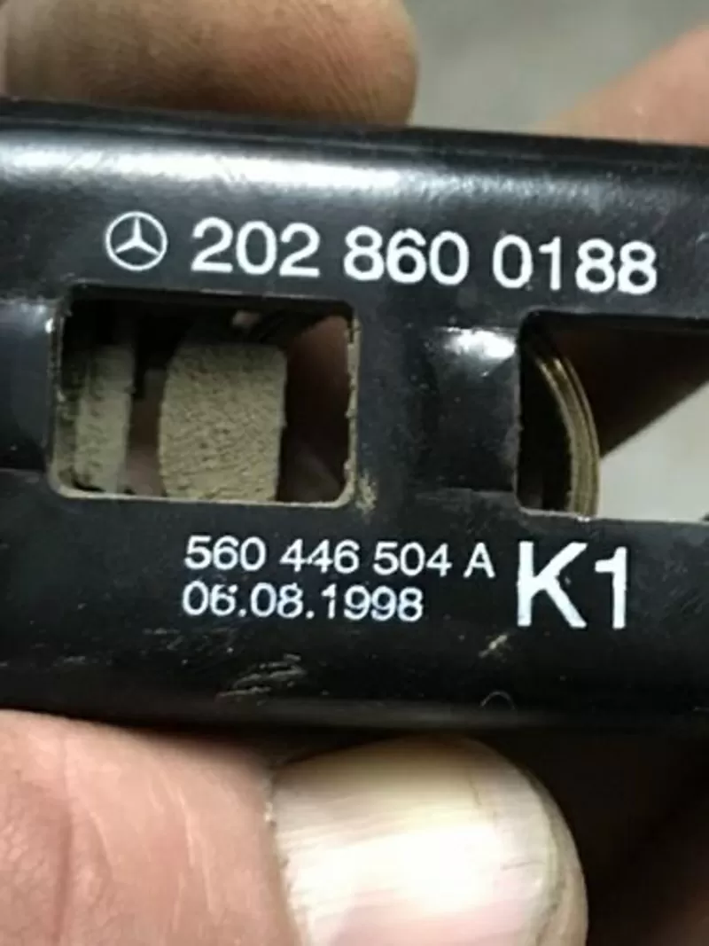 Бу  регулятор высоты ремня безопасности Mercedes W168 2028600188  2