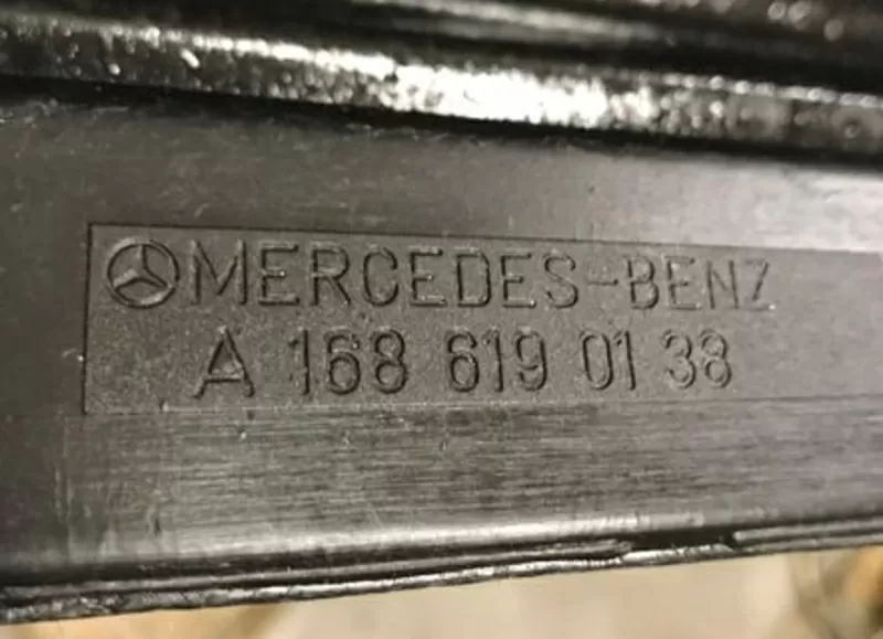 Бу накладка порога левая наружная Mercedes W168,  A1686190138 3