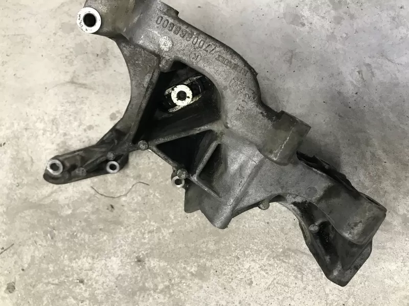 Бу кронштейн генератора Renault Laguna 1,  7700868800