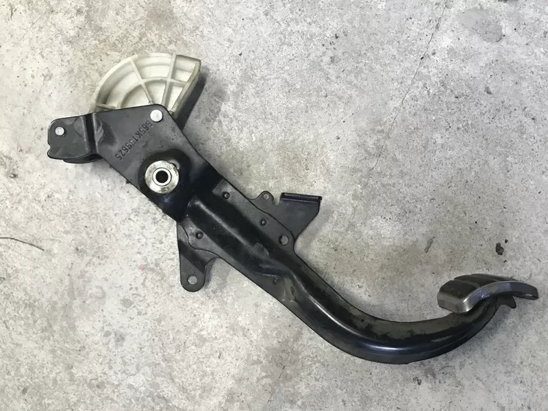 Бу педаль сцепления Renault Laguna 1,  7700842743