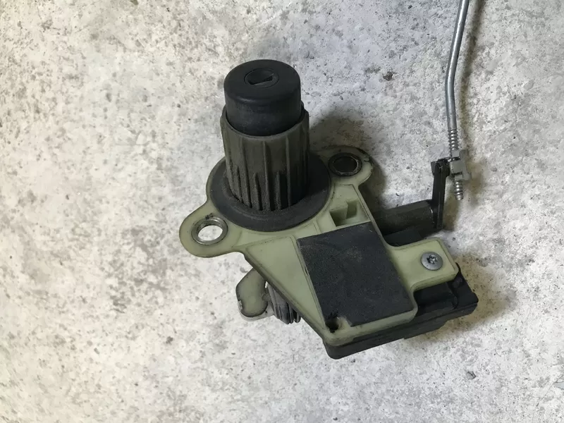 Бу механизм кнопка открытия крышки багажника Renault Laguna 1,  7701367601,  лифтбек.