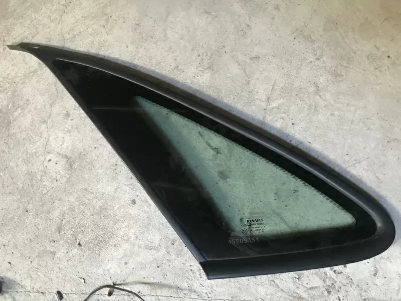 Бу боковое cтекло в кузов заднее левое глухое Renault Laguna лифтбек 7700823582,  7700821589,  7700821587