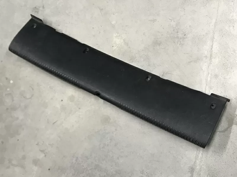Бу накладка порога багажника лифтбэк Renault Laguna 1,  7700822182