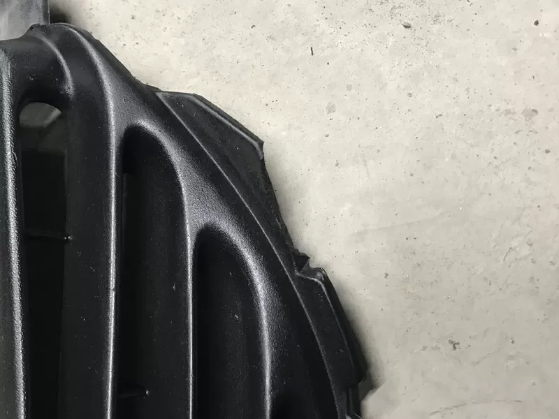 Бу решетка радиатора Renault Laguna 1,  7700819948,  небольшой дефект. 2