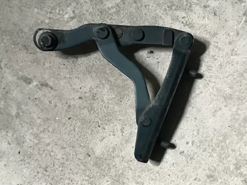 Бу петля крышки багажника правая Renault Laguna 1 хетчбэк,  7700823678