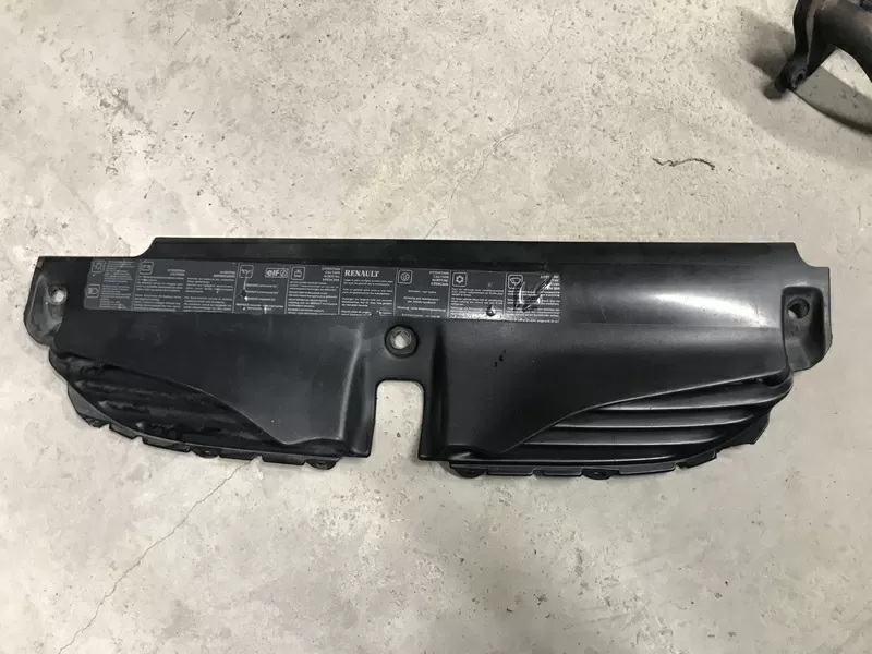 Бу решетка радиатора Renault Laguna 1,  7700819948,  небольшой дефект.