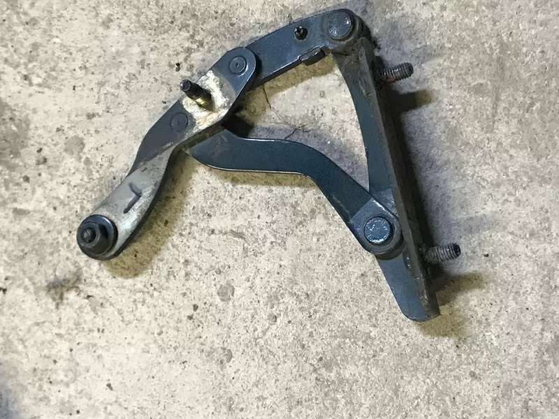 Бу петля крышки багажника левая Renault Laguna 1 хетчбэк,  7700823677