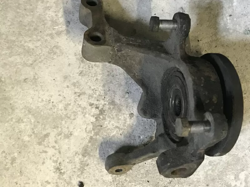 Бу поворотный кулак левый Renault Laguna 1,  без ABS,  7700423102,  23 шлица.