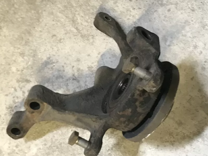 Бу поворотный кулак  правый Renault Laguna 1,  без ABS,  7700423103,  23 шлица.