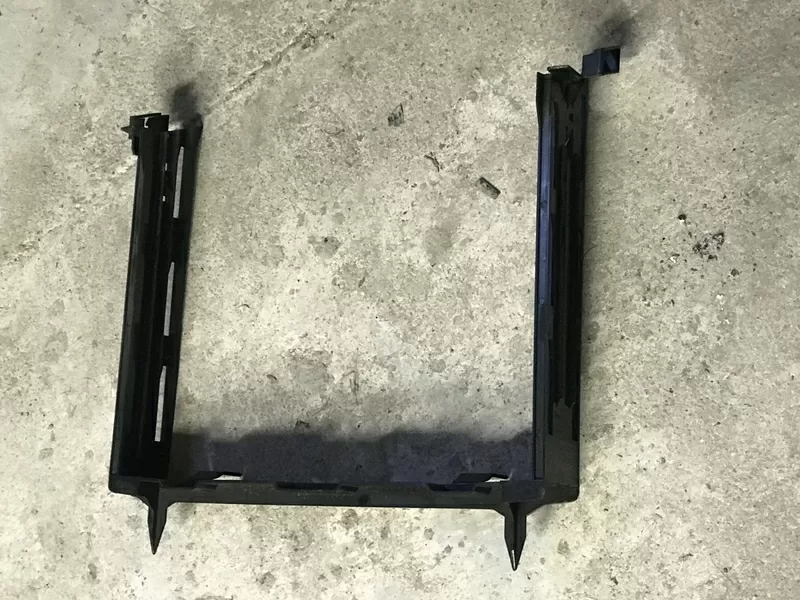 Бу направляющая  бардачка под сиденье Renault Scenic 2 ,  8200183772