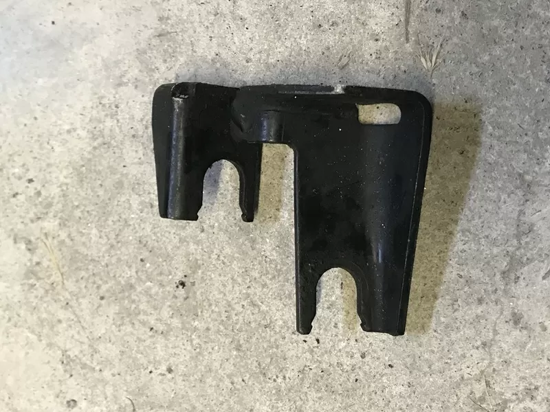 Бу кронштейн крепления тросов КПП JR5 Renault 8200082266