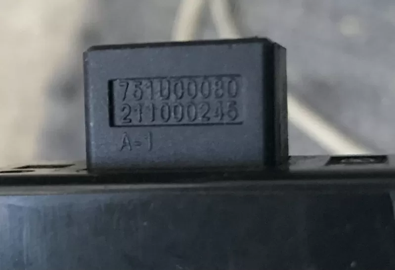 Бу кнопка корректора фар Kia Rio 3,  211000245,  751000080 2