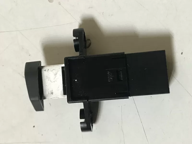 Бу кнопка TRIP в накладку панели приборов Kia Rio 3,  299101547 2