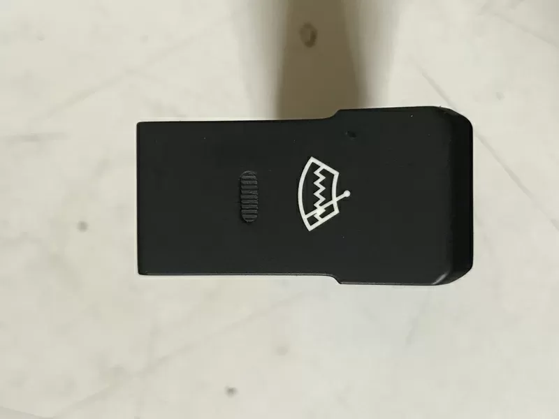 Бу кнопка обогрева стекла Kia Rio 3, 202002962