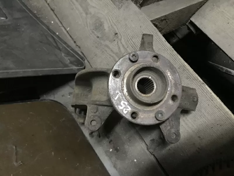 Бу поворотный кулак с ступицей левый 25 шлицов Renault 8200297028 Megane Scenic 2