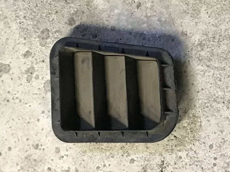 Бу решетка вентиляции салона задняя правая Kia Rio 3, 97510-2F200