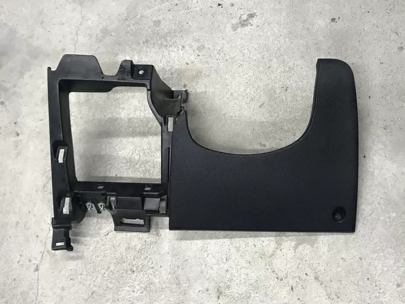 Бу накладка торпедо под рулевой колонкой Kia Rio 3 84750-4Y000. 