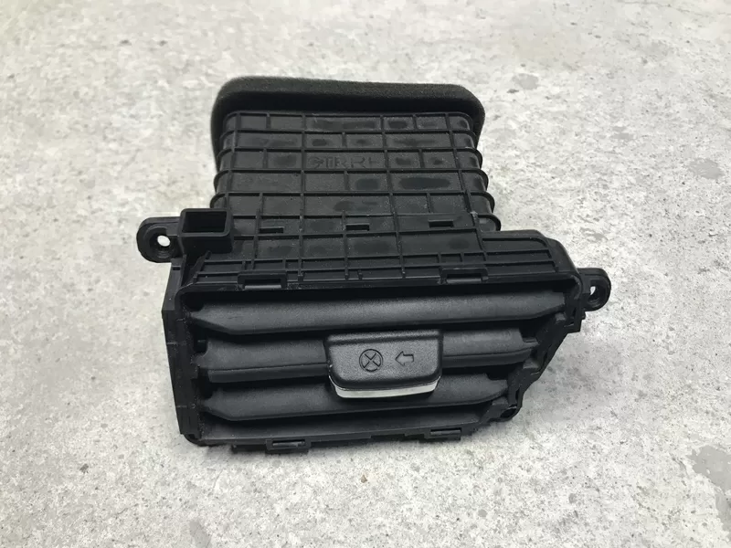 Бу дефлектор воздушный центральный правый Kia Rio 3