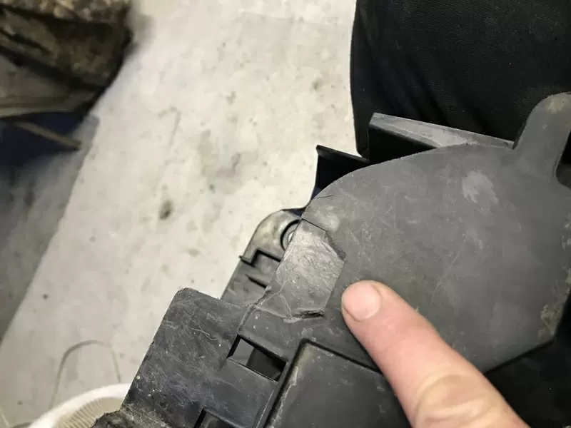 Бу корпус блока предохранителей Renault Megane Scenic 2, 8200311528 3