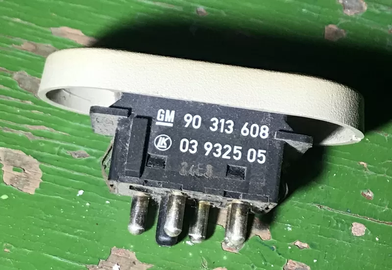 Бу кнопка люка Opel Vectra, Omega, Calibra, Senator 90313608, 03932505 2