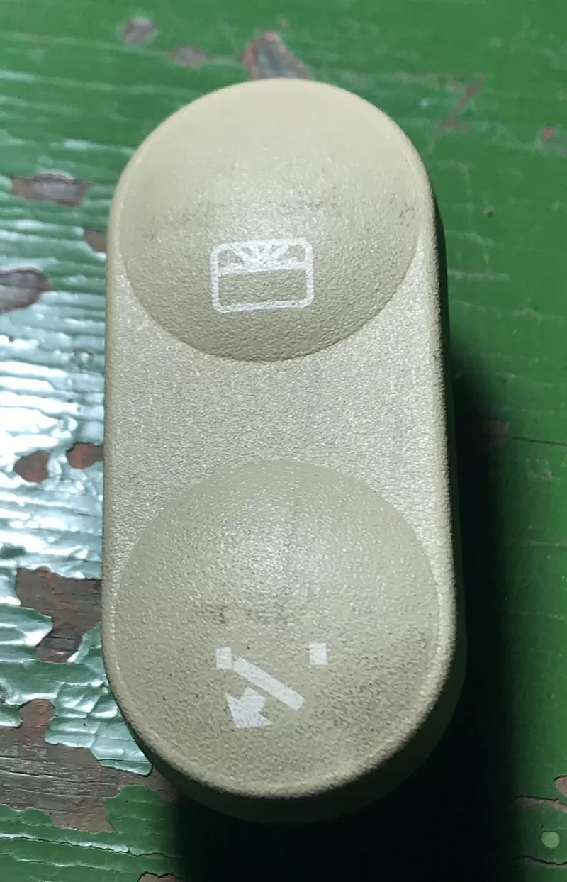 Бу кнопка люка Opel Vectra, Omega, Calibra, Senator 90313608, 03932505