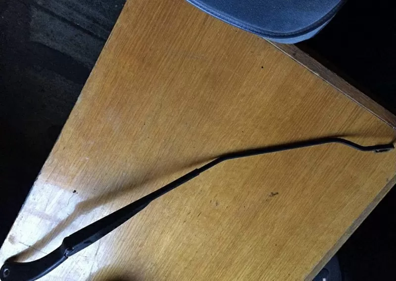 Б/у щеткодержатель правый Renault Megane 2,  8200036912