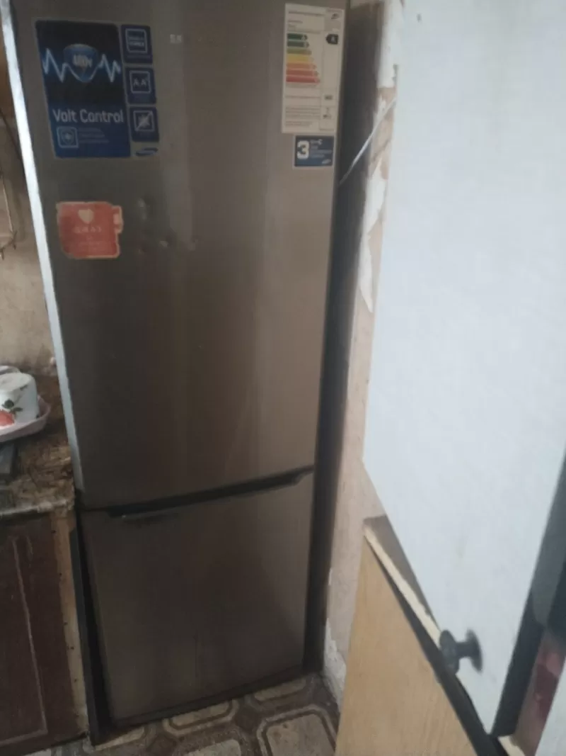 Продам холодильник Samsung RL46RSBMG у хорошому робочому стані.