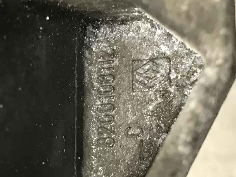 Бу кронштейн подушки двигателя правый Renault 8200108112 Megane Scenic Clio Kangoo 2