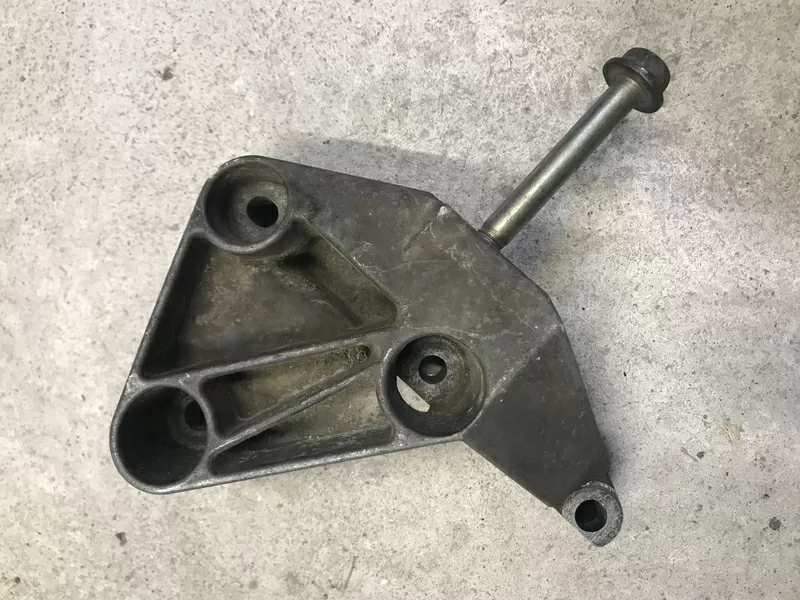 Бу кронштейн подушки двигателя правый Renault 8200108112 Megane Scenic Clio Kangoo