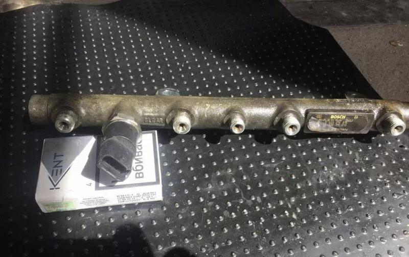 Бу топливная рампа для Renault 7700111013,  Bosch 0445214015