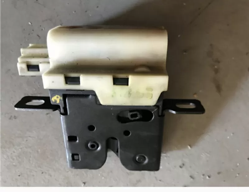 Бу замок стекла крышки багажника Renault Laguna 2,  8200000894,  7700430941.