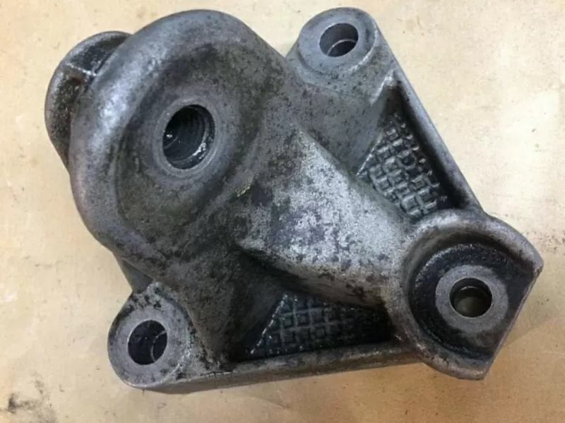 Б/у кронштейн двигателя Renault 8200000032 1.9dCi,  