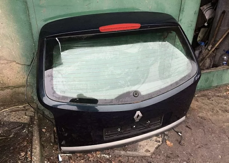 Б/у крышка багажника Renault Laguna 2, 8200041385, 7701472661 глухое стекло