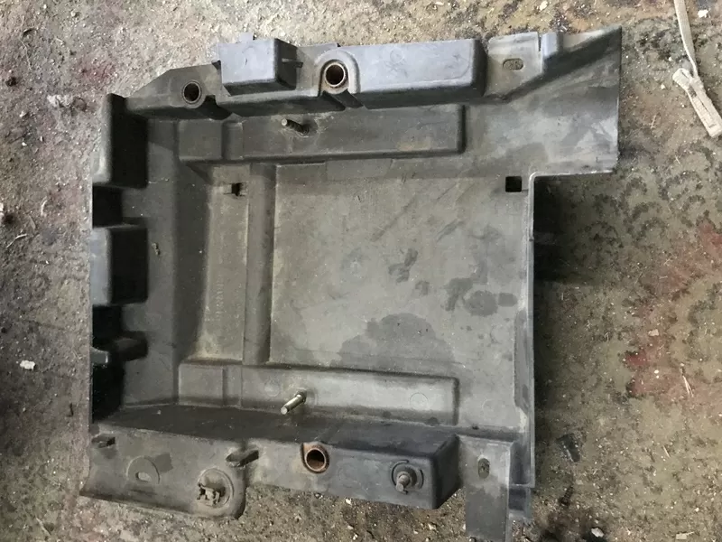 Бу полка под блок управления двигателем Renault Laguna 2,  8200003065