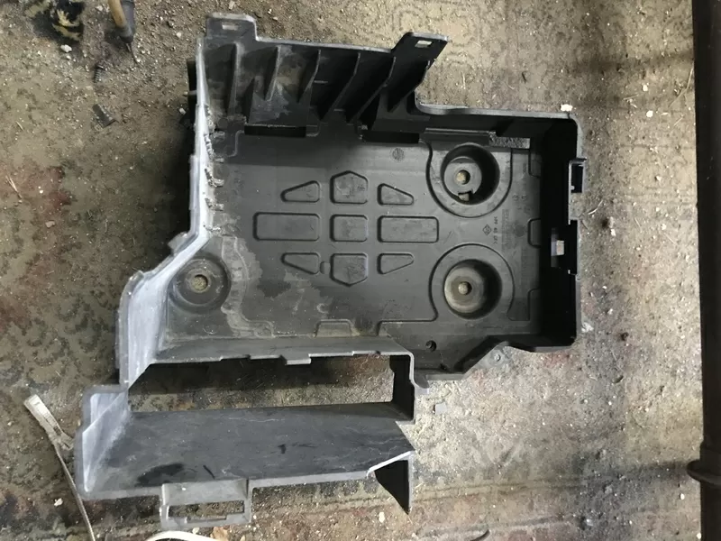Б/у полка под аккумулятор Renault Laguna 2,  8200183327