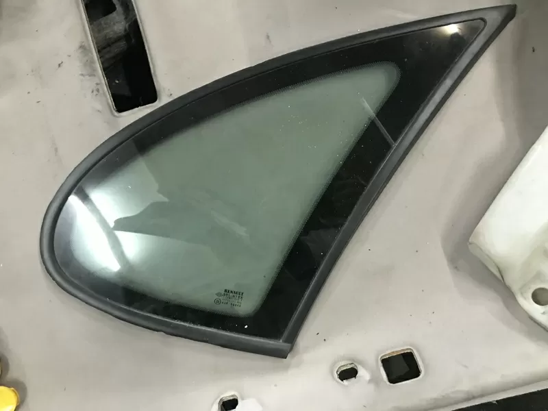 Бу стекло в кузов заднее правое глухое Renault Scénic 1,  8200137028,  7700828372,  7700433887,  7700828373