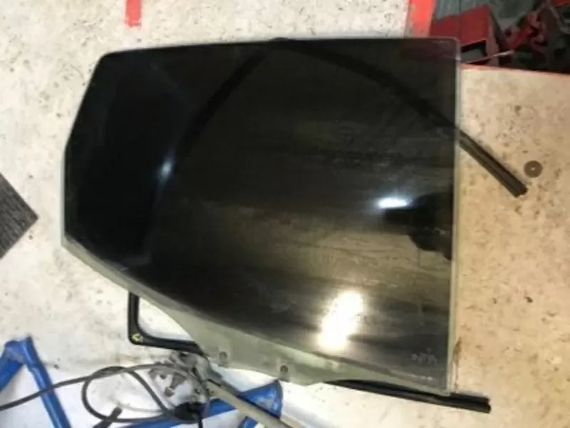 Бу стекло двери задней правой Mercedes W168, A1687350200