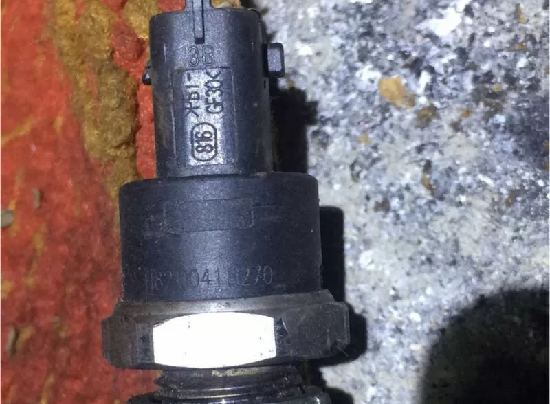 Бу датчик давления топлива в рейке renault, 8200418270, 0281002405