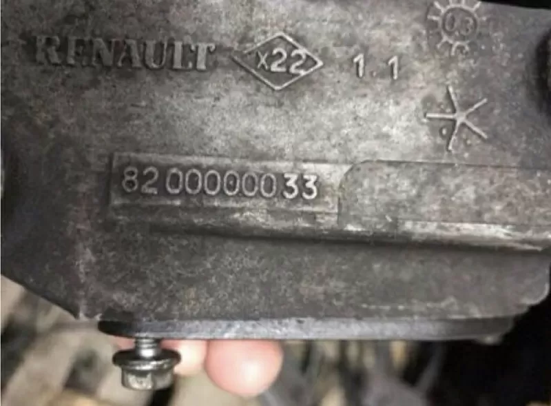 Бу кронштейн полуоси передной правой Renault Laguna 2, 8200000033 , 2.2dci 2