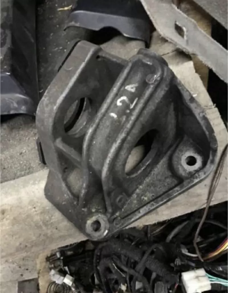 Бу кронштейн полуоси передной правой Renault Laguna 2, 8200000033 , 2.2dci
